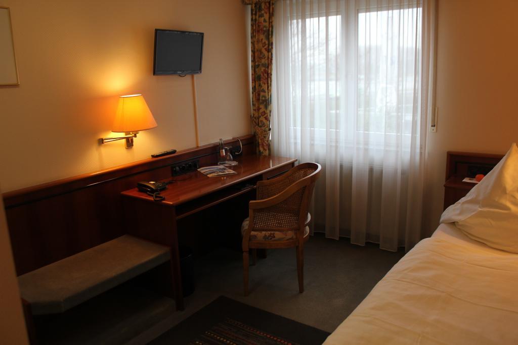 Hotel & Restaurant Zum Vater Rhein Monheim am Rhein Room photo